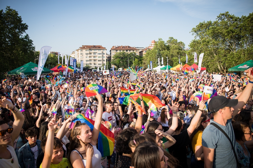 Приемането към ЛГБТИ хората в България се увеличава, но все още голям процент не са запознати с липсата на равно третиране от закона